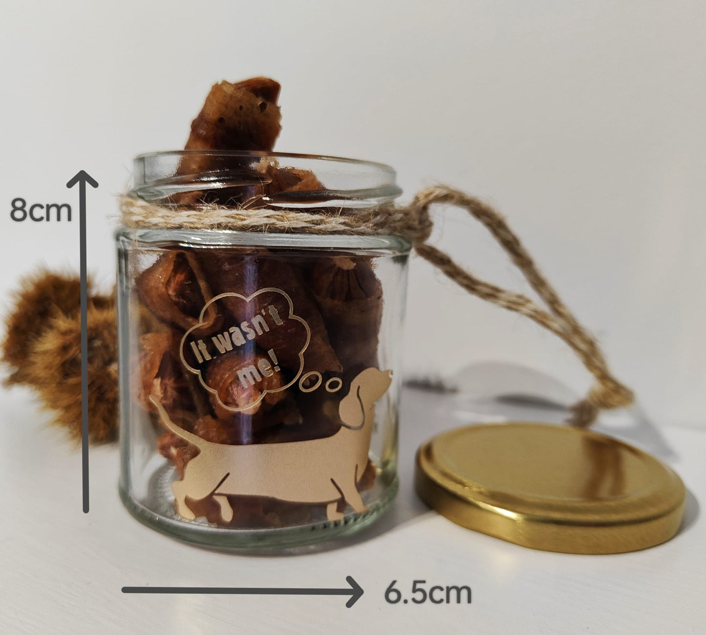 Glass jar with a gold lid containing treats, labeled 'It was me!'. Measurement details are shown (width 6.5cm x height 8cm)