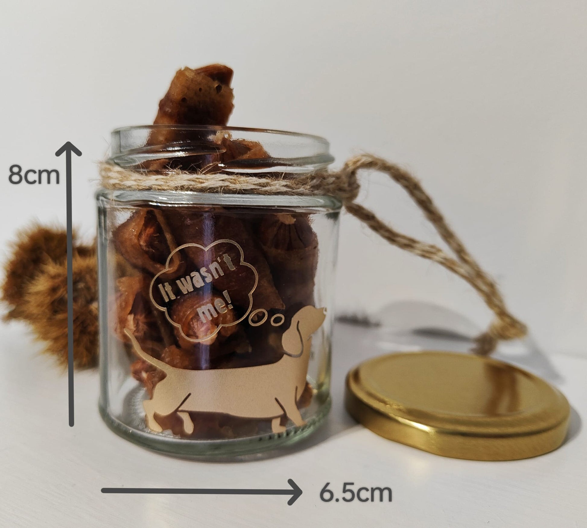 Glass jar with a gold lid containing treats, labeled 'It was me!'. Measurement details are shown (width 6.5cm x height 8cm)