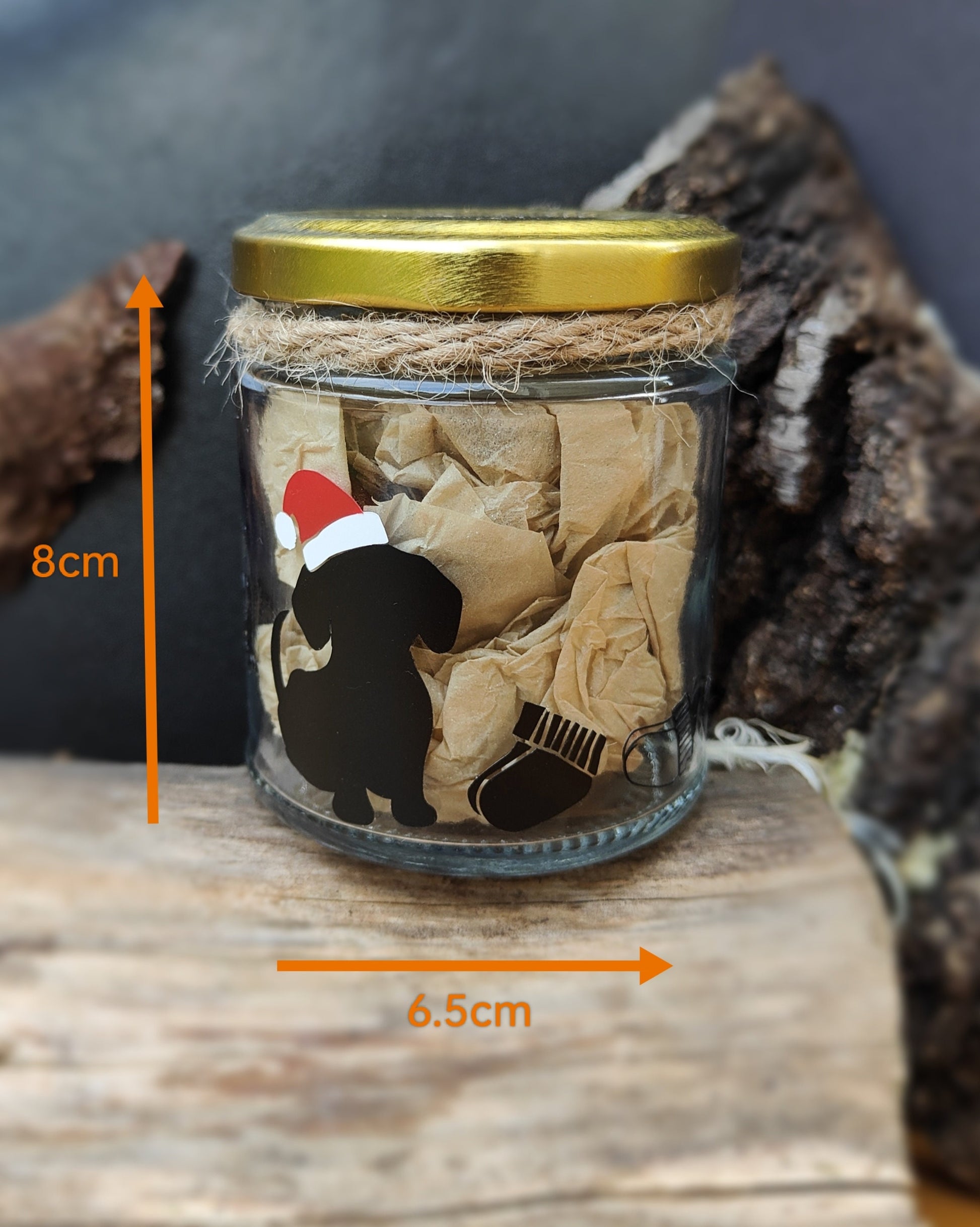 Glass jar with decorative elements showing measurements (width 6.5cm x height 8cm) on a wooden surface